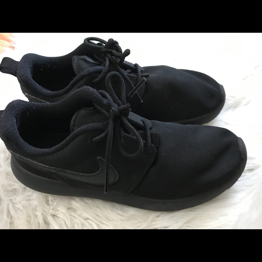 nike Roshe black size 3 great condition